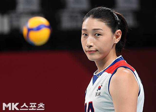 김연경이 세르비아와 도쿄올림픽 여자배구 조별리그 경기를 준비하는 도중 카메라를 바라보고 있다. 사진=천정환 기자