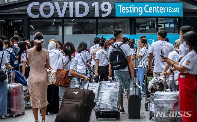 [인천공항=뉴시스] 정병혁 기자 = 코로나19가 확산되고 있는 24일 인천국제공항 1터미널 코로나19 검사센터에서 여행객들이 검사를 받기 위해 줄 서 있다. 25일부터 해외입국자는 입국 1일차에 코로나19 PCR검사를 받아야한다. 방역당국에 따르면 연재 입국 3일 이내에 받는 PCR 검사를 코로나19 확산에 따라 입국 1일 이내에 받도록 하는 강화방안을 시행하기로 했다. 6월부터 입국 3일 이내로까지 완화됐던 PCR 검사 시한이 두 달만에 다시 강화됐다. 2022.07.24. jhope@newsis.com