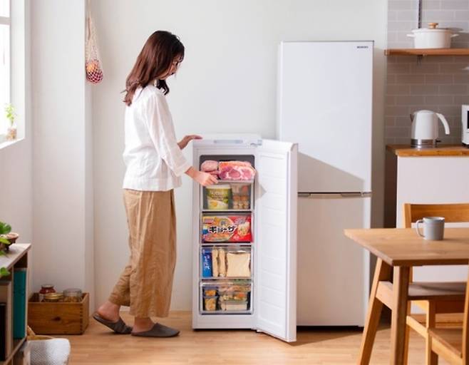 일본의 가전업계는 냉동식품의 수요 증가로 ‘세컨드 냉동고’ 붐이 일자 잇따라 신제품을 내놓고 있다. 아사히신문 캡처. 뉴시스