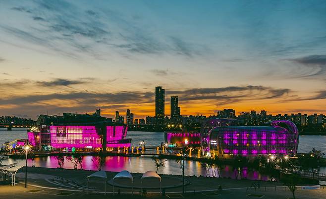 &nbsp;9월1일부터 도보탐방 한강 이야기 여행 프로그램도 다시 시작한다. 사진은 반포한강공원 세빛섬 야경