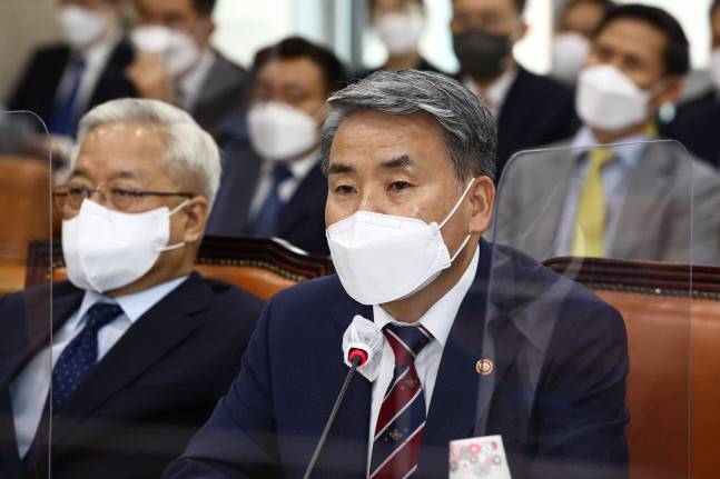 이종섭 국방부 장관이 31일 국회에서 열린 국방위원회 전체회의에서 의원 질의에 답변하고 있다. 국회사진기자단