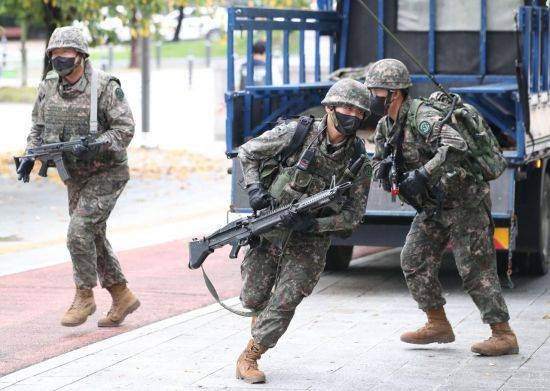 육군 50사단 장병 등 참가자들이  지난 24일 대구 지하철 2호선 대공원역에서 열린 2022 을지훈련 테러 대비 훈련에서 실전 같은 훈련을 펼치고 있다. [이미지출처=연합뉴스]