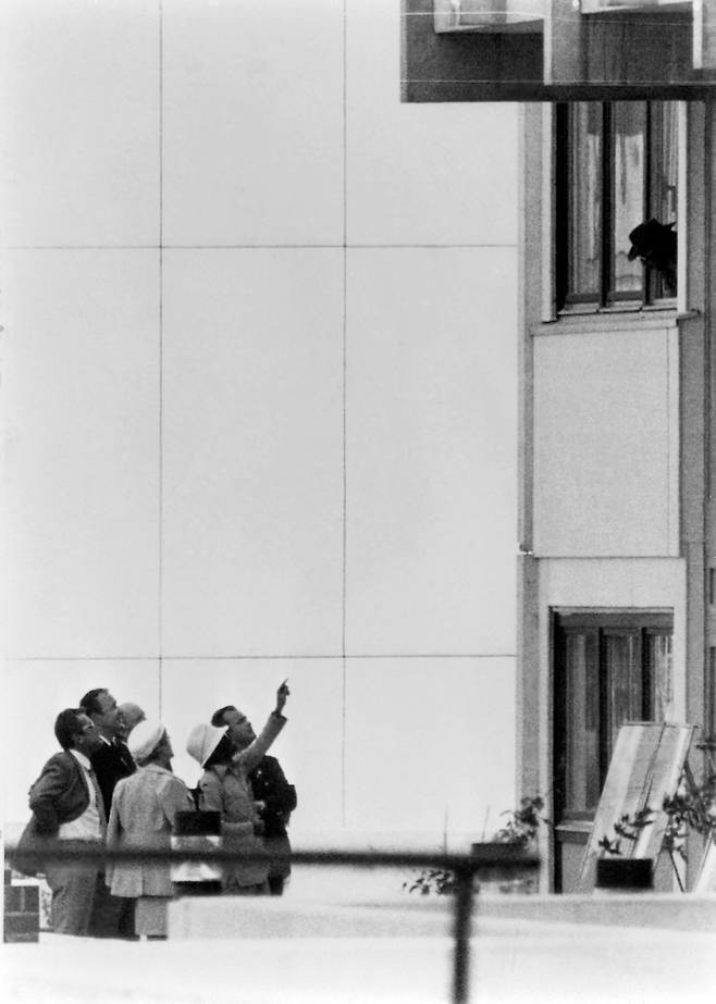 1972년 9월 5일 독일 뮌헨 올림픽 선수촌 건물 밖에서 당시 서독 내무부 장관을 포함한 정부 관계자들이 창문으로 인질범과 협상을 진행하고 있다./AFP 연합뉴스