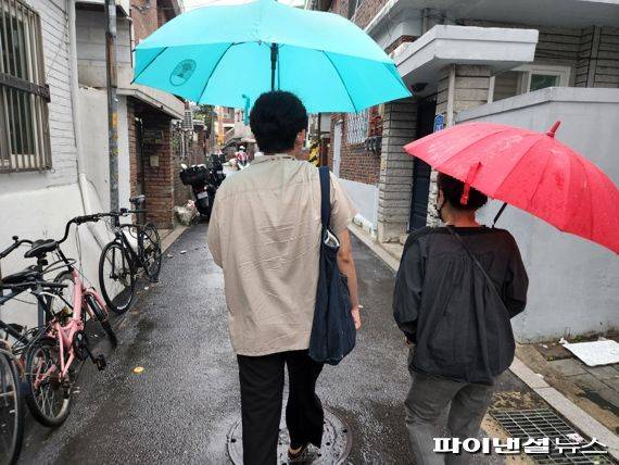 지난달 30일 서울 광진구 일대 공인중개사에서 A씨(28)가 LH전세자금대출을 통해 셋방을 구하고 있다./ 사진=김동규 기자