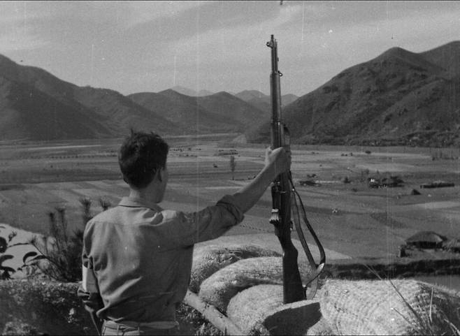 작곡가 윤이상이 음악을 담당한 영화 <낙동강>은 실제 한국전쟁 전투 장면을 넣는 등 다큐멘터리 형식을 가미한 45분 길이의 극영화다. 노산 이은상 시인의 시 ‘낙동강’을 모티브로 전창근 감독이 만들었다. 통영국제음악재단 제공