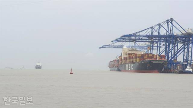 지난 10일 베트남 북부 산업단지의 수출 통로인 하이퐁항에서 한 컨테이너선이 물건을 선적해 남중국해로 항해할 준비를 하고 있다. 하이퐁=정재호 특파원