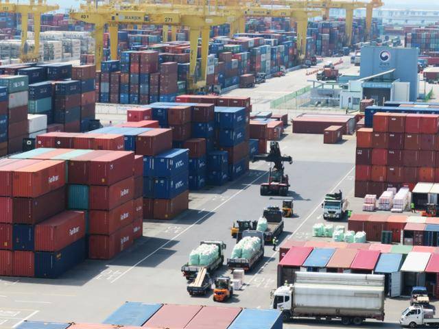 8월 역대 최악의 무역수지 적자를 기록한 사실이 알려진 1일 인천 연수구 인천신항컨테이너 터미널 모습. 뉴시스