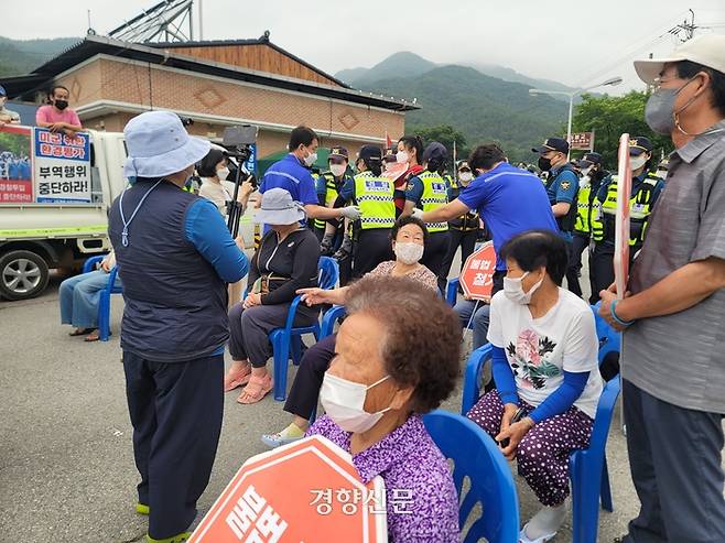 사드철회 성주대책위원회 관계자들이 지난 7월13일 144차 불법사드기지 공사에 저항하는 집회를 진행하자 경찰이 강제해산 작전을 벌이고 있다. 김현수 기자