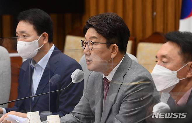 [서울=뉴시스] 전진환 기자 = 권성동 국민의힘 원내대표가 1일 서울 여의도 국회에서 열린 원내대책회의에 참석해 발언하고 있다. (공동취재사진) 2022.09.01.  photo@newsis.com