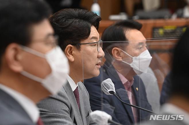 [서울=뉴시스] 전진환 기자 = 권성동 국민의힘 원내대표가 1일 서울 여의도 국회에서 열린 원내대책회의에 참석해 발언하고 있다. (공동취재사진) 2022.09.01.  photo@newsis.com