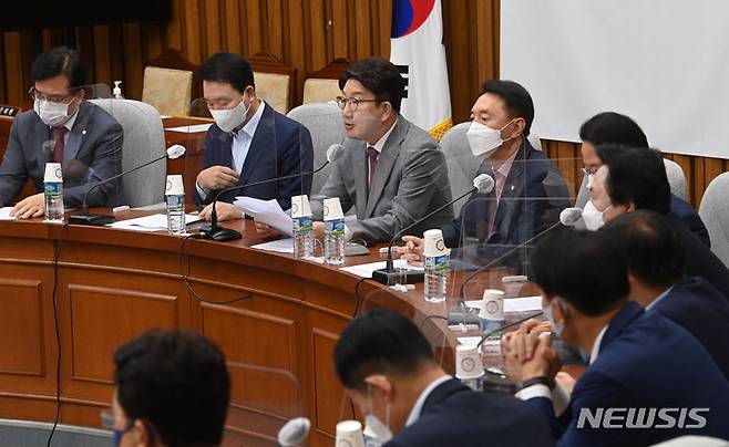 [서울=뉴시스] 전진환 기자 = 권성동 국민의힘 원내대표가 1일 서울 여의도 국회에서 열린 원내대책회의에 참석해 발언하고 있다. (공동취재사진) 2022.09.01.  photo@newsis.com