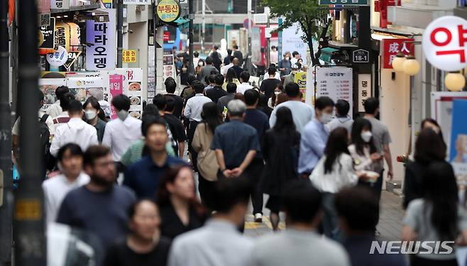 [서울=뉴시스]서울 중구 명동거리에서 직장인들이 점심식사를 위해 이동하고 있는 모습. (뉴시스DB)