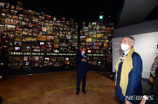 [김해=뉴시스] 차용현 기자 = 1일 오전 문재인 전 대통령이 이날 경남 김해시 진영읍 봉하마을에서 개관한 노무현 대통령 기념관을 둘러보고 있다. 2022.09.01. con@newsis.com