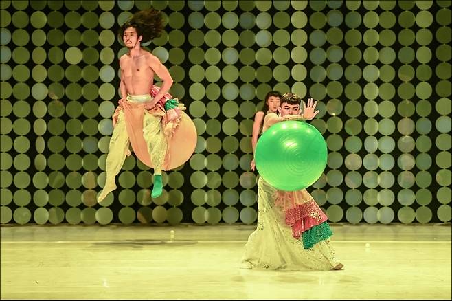 [서울=뉴시스] 안은미컴퍼니 신작 '디어 누산타라: 잘란잘란' 프레스콜이 1일 오후 서울 세종문화회관 S씨어터에서 진행됐다. (사진=세종문화회관 제공) 2022.09.01. photo@newsis.com *재판매 및 DB 금지