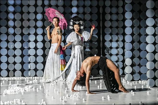 [서울=뉴시스] 안은미컴퍼니 신작 '디어 누산타라: 잘란잘란' 프레스콜이 1일 오후 서울 세종문화회관 S씨어터에서 진행됐다. (사진=세종문화회관 제공) 2022.09.01. photo@newsis.com *재판매 및 DB 금지