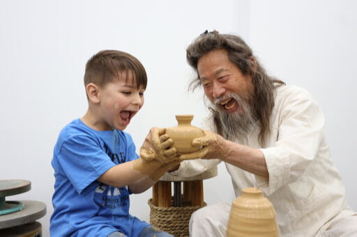 외국인 어린이가 이천도자예술마을에서 도자기 만들기를 체험하고 있다. 이천시 제공