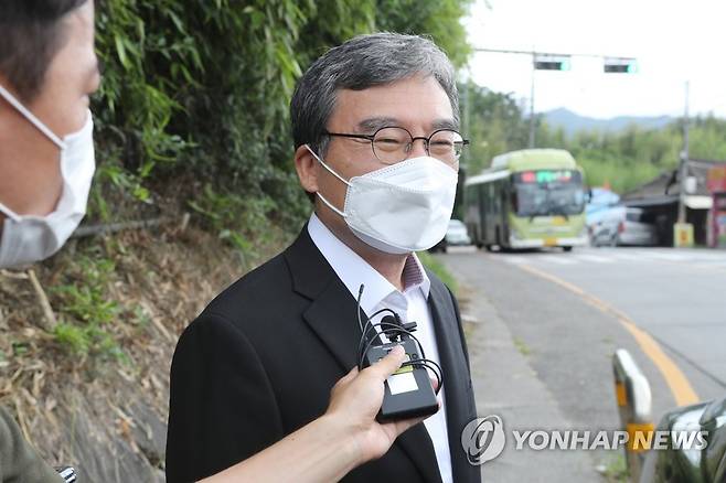 질문에 답변하는 이상직 전 의원 [연합뉴스 자료사진]