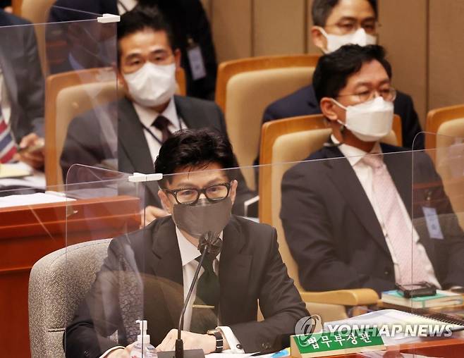 답변하는 한동훈 법무부 장관 (서울=연합뉴스) 백승렬 기자 = 한동훈 법무부 장관이 1일 서울 여의도 국회 본관 예결위회의장에서 열린 제400회 국회(정기회) 예산결산특별위원회 제1차 전체회의에 출석, 론스타 국제투자분쟁 사건 판정 관련 법무부 브리핑에 대한 질의에 답변하고 있다. 2022.9.1 [국회사진기자단] srbaek@yna.co.kr