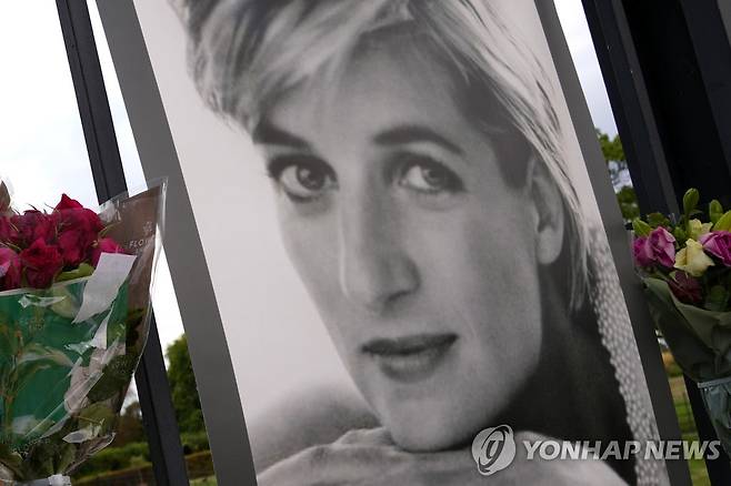 "다이애나비, 잊을 수 없습니다" (런던 AP=연합뉴스) 영국 다이애나비 사망 25주기를 맞은 31일(현지시간) 그가 생전 머물렀던 영국 런던 켄싱턴궁 앞에 추모객들이 둔 기념품들이 놓여 있다. 2022.8.31 [재판매 및 DB 금지]