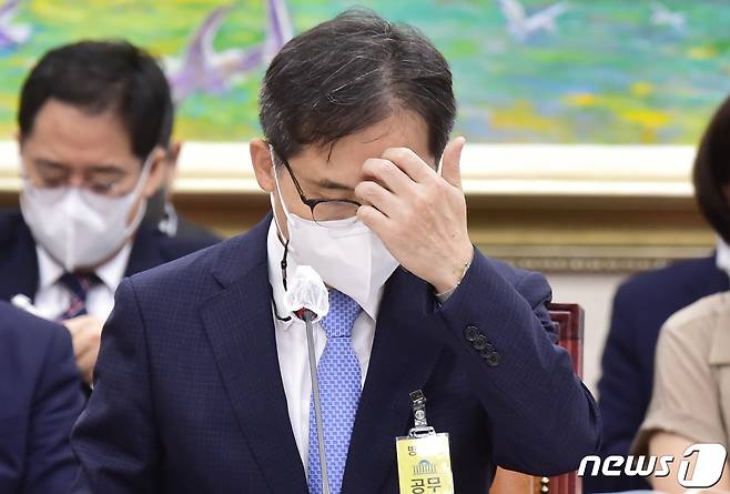 한기정 공정거래위원장 후보자가 2일 오전 서울 여의도 국회에서 열린 정무위원회의 공정거래위원장 후보자 인사청문회에서 이마를 만지고 있다. (공동취재) 2022.9.2/뉴스1 ⓒ News1 이재명 기자