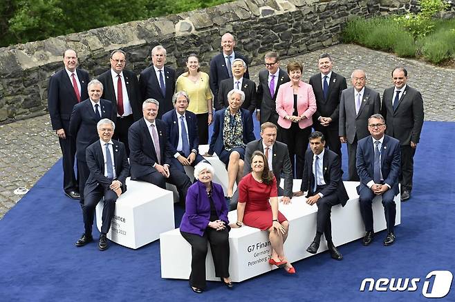 G7 재무장관과 중앙은행장들이 19일(현지시간) 독일 본 인근 쾨니히스빈터 페테르스베르크에서 우크라이나 재정 지원을 논의하는 회담 중 포즈를 취하고 있다. ⓒ AFP=뉴스1 ⓒ News1 우동명 기자