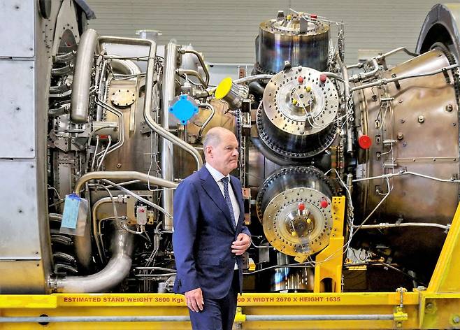 독일은 러시아가 천연가스 공급을 줄이자 석탄발전소의 가동을 늘리는 방안을 추진하고 있다. 올라프 숄츠 독일 총리가 지난 8월 3일 뮐하임 안 데어 루르 지역의 지멘스 에너지 공장에서 수리를 마친 뒤 러시아로 보내질 '노르트스트림1' 천연가스 파이프라인의 가스터빈 앞에 서 있다./로이터