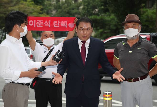 김성진 아이카이스트 대표 법률대리인 강신업 변호사. /뉴시스