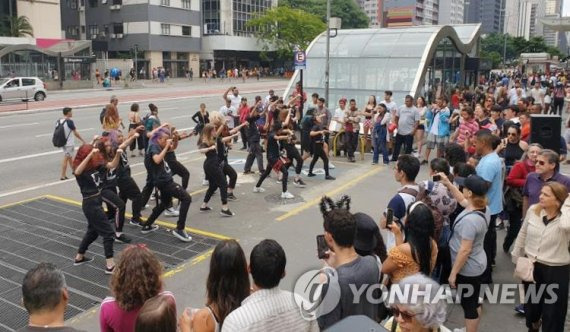 상파울루 시민과 함께하는 케이팝 플래시몹 (상파울루=연합뉴스) 김재순 특파원 = 지난 23일(현지시간) 브라질 상파울루 시의 중심가인 파울리스타 대로에서 열린 '카니발 브레이킹' 거리공연에서 한류 팬들이 케이팝 플래시몹을 선보이고 있다. 2020.2.24 /사진=연합뉴스