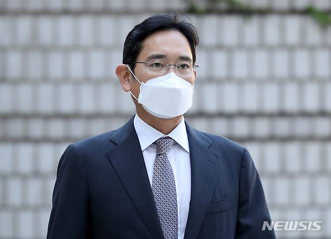 [서울=뉴시스] 이영환 기자 = 삼성 부당합병 혐의로 재판을 받고 있는 이재용 삼성전자 부회장이 2일 오전 서울 서초구 서울중앙지방법원에서 열린 64차 공판에 출석하고 있다. 2022.09.02. 20hwan@newsis.com