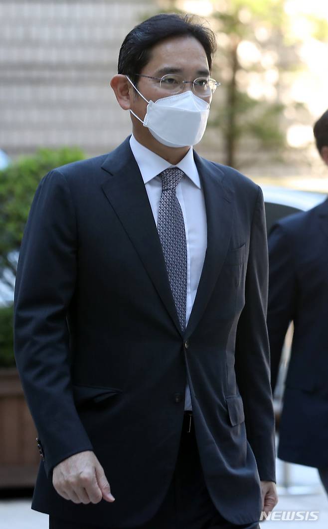 [서울=뉴시스] 이영환 기자 = 삼성 부당합병 혐의로 재판을 받고 있는 이재용 삼성전자 부회장이 2일 오전 서울 서초구 서울중앙지방법원에서 열린 64차 공판에 출석하고 있다. 2022.09.02. 20hwan@newsis.com
