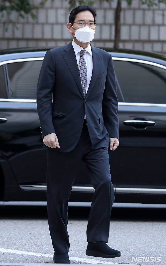 [서울=뉴시스] 이영환 기자 = 삼성 부당합병 혐의로 재판을 받고 있는 이재용 삼성전자 부회장이 2일 오전 서울 서초구 서울중앙지방법원에서 열린 64차 공판에 출석하고 있다. 2022.09.02. 20hwan@newsis.com