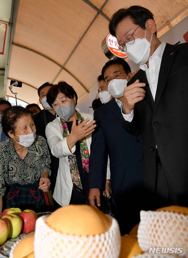 [광주=뉴시스] 이영주 기자 = 이재명 더불어민주당 당대표가 2일 오전 광주 서구 양동시장에서 장을 보고 있다. 2022.09.02. leeyj2578@newsis.com