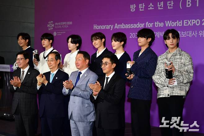 '2030부산세계박람회' 홍보대사로 위촉된 BTS(방탄소년단)이 참석자들과 19일 서울 용산 하이브에서 기념촬영을 하고 있다. 왼쪽 두번째부터 박형준 부산시장, 한덕수, 최태원 부산세계박람회 유치위 공동위원장. 박종민 기자