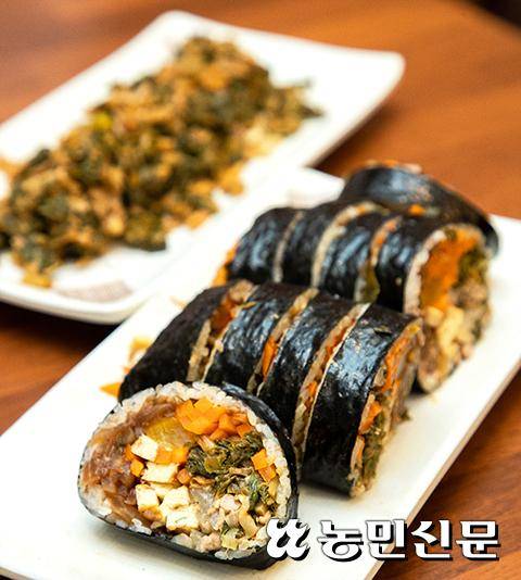 부드러운 식감이 일품인 시래기 김밥. 시래기가 많이 들어가 포만감을 주면서도 위에 부담을 주지 않는다.