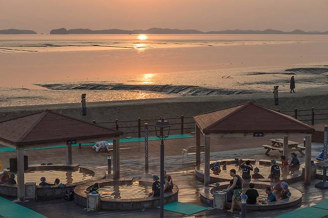 강화석모도미네랄온천 노천탕에서는 온천과 일몰을 동시에 즐길 수 있다. 강화군시설관리공단에서 운영하는 천연 온천이다. 사진 강화군청 제공.