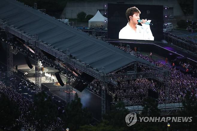 2019년 아시아드 보조경기장에서 열린 BTS 팬 미팅 콘서트 (부산=연합뉴스) 조정호 기자 = 15일 부산 아시아드 보조경기장에서 방탄소년단(BTS)이 팬 미팅·콘서트를 하고 있다. 2019.6.15 ccho@yna.co.kr