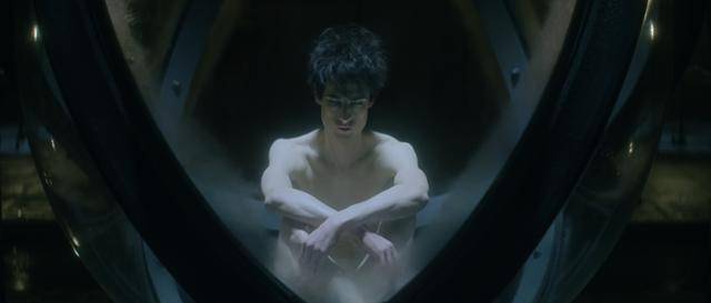 모피우스는 흑마술을 사용하는 영국 귀족에게 잡혀 100년 넘게 유리 감옥에 갇히게 된다. 넷플릭스 제공