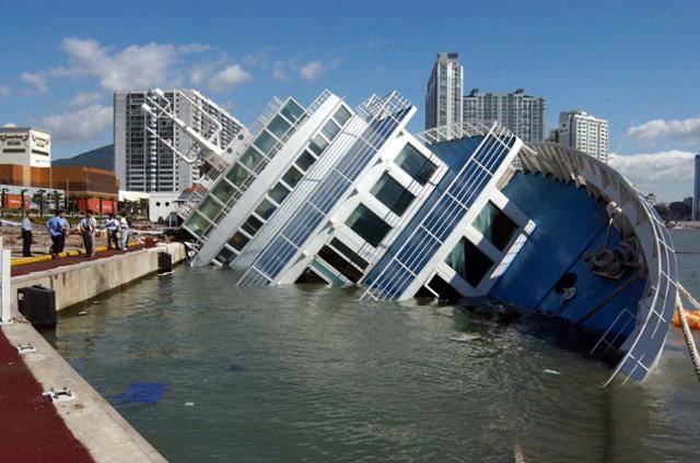 2003년 9월 13일 태풍 매미의 강풍으로 부산 해운대구에 정박해 있던 선박형 해상관광호텔이 물 속에 쓰러져 있다. 부산=이성덕기자