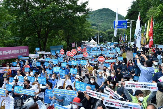 사드 배치에 반대하는 범국민평화행동 참가자들이 3일 오후 경북 성주군 초전면 소성리 진밭교 앞 집회에서 사드 반대 문구가 적혀 있는 현수막과 피켓 등을 들어 보이고 있다. 류수현 기자