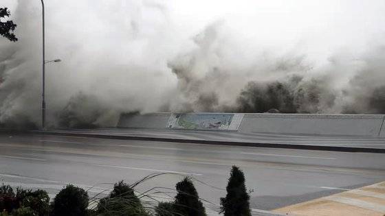 2018년 10월 6일 제25호 태풍 '콩레이' 영향으로 강풍과 함께 높은 파도가 부산 해운대 마린시티 방파제를 넘고 있다. 연합뉴스