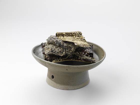 우리음식을 연구하는 온지음 맛공방에서 고려시대 대표 음식들을 재현했다. 곤포곽(다시마와 미역) 부각. [사진 아름지기]