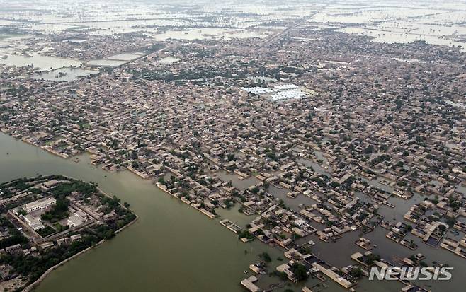 [자파라바드=AP/뉴시스] 1일(현지시간) 파키스탄 발루치스탄주 자파라바드에서 가옥들이 홍수로 불어난 물에 둘러싸여 있다. 파키스탄 보건 당국은 최근 기록적인 홍수가 발생한 지역에서 수인성 전염병이 발생했다고 밝혀 확산이 우려되고 있다. 2022.09.02.