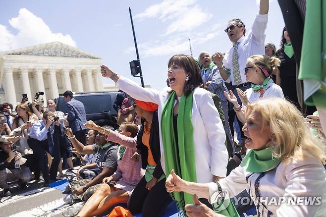 '로 대 웨이드' 폐기한 연방대법원 앞에서 시위하는 캘리포니아, 뉴욕 지역구 민주당 의원들 [EPA 연합뉴스 자료사진. 재판매 및 DB 금지]