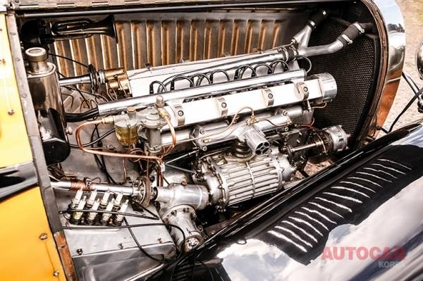 슈퍼차저 2.3L 타입 51 그랑프리 엔진이 동력을 공급한다