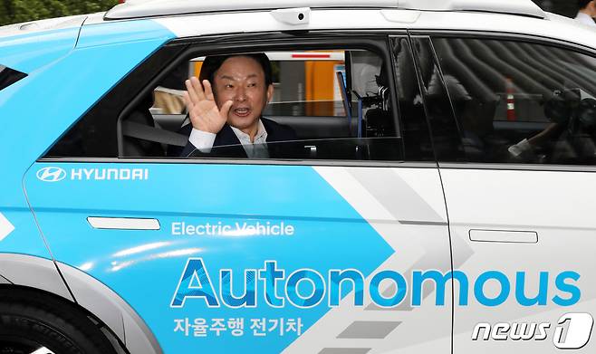 원희룡 국토교통부 장관이 9일 오전 서울 강남구 테헤란로에서 열린 자율주행 모빌리티 시범운행 행사에 참석해 현대자동차의 자율주행 전기차 '로보라이드(RoboRide)'를 타고 있다. 2022.6.9/뉴스1 ⓒ News1 박세연 기자