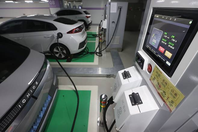 서울 강남구 한 빌딩에서 충전 중인 전기차./연합뉴스