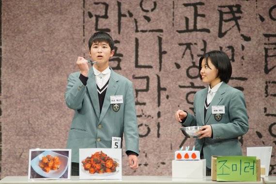 지난 3월 일본 도쿄 주일 한국문화원에서 열린 일본 중고생 대상 한국어 말하기 대회인 '함께 말해봐야 한국어' 대회에 참가한 일본 학생들이 한국문화를 주제로 한국어 촌극을 선보이고 있다. 사진=주일 한국문화원 세종학당