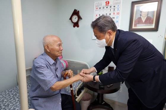 지난 2일 강제징용 피해자 이춘식 할아버지를 찾아 면담한 박진 외교부 장관. [뉴스1]