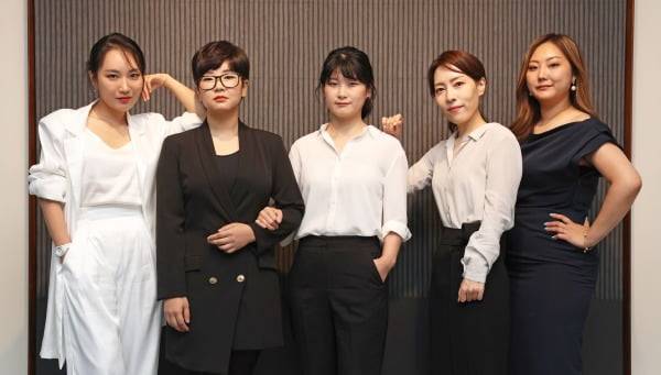 아트테크 기업 서울옥션블루 직원들이 박서보 화백의 '묘법'이 걸려있는 서울 신사동 본사의 회의실에서 포즈를 취하고 있다. / 이솔 한경디지털랩 기자