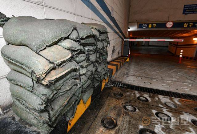 4일 서울 서초구 강남역 인근의 한 빌딩 지하주차장 입구에 침수 피해를 막기 위한 모래주머니가 놓여 있다.